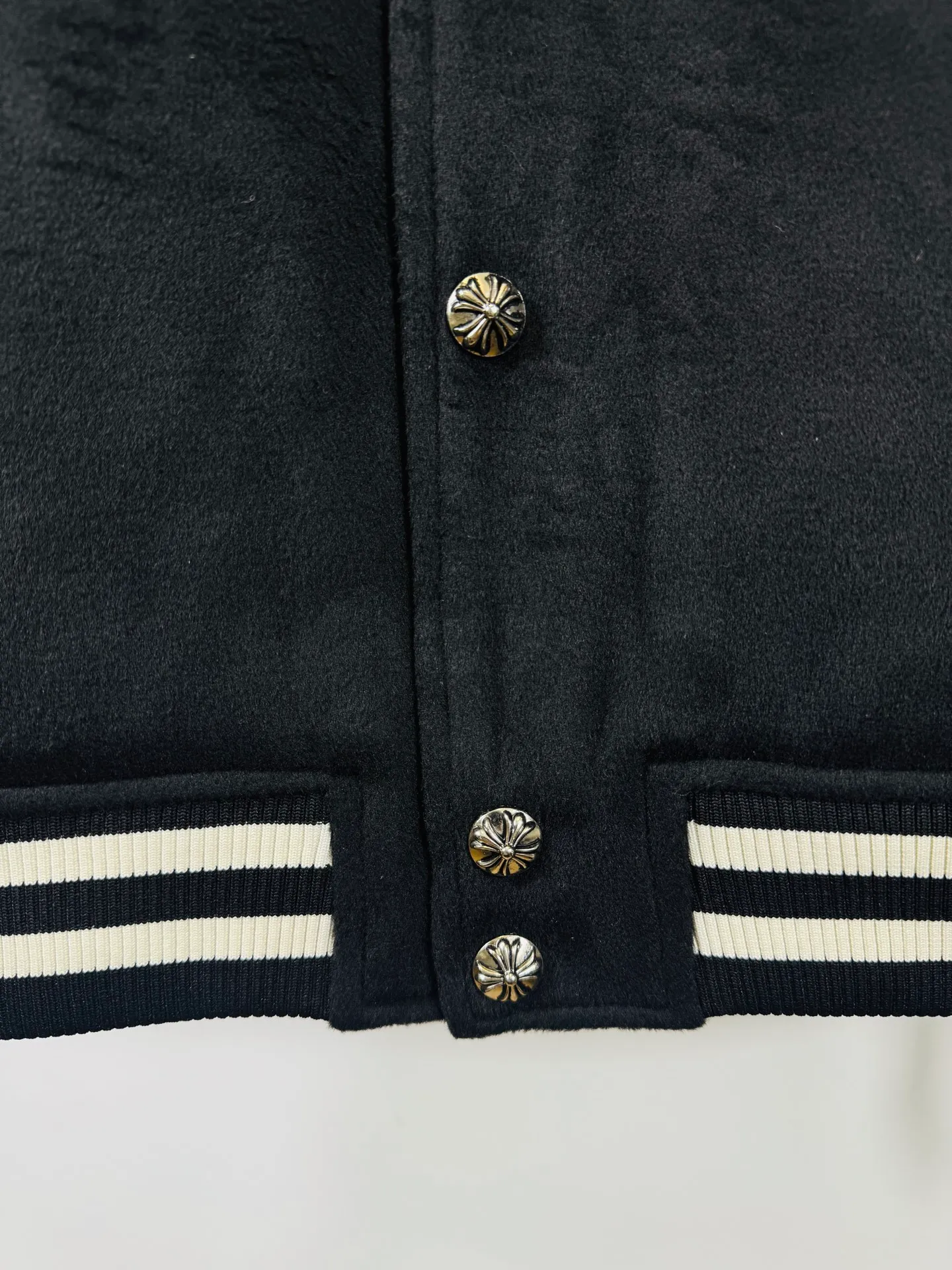 P520 top version 🐮 Real shot without P, ​​different from market products] Chrome Hearts 🍁Winter clothing is coming🍁 Sanskrit cross woolen leather sleeves spliced ​​baseball embroidered cotton jacket, heavy embroidery ➕ both sleeves and whole leather, counter synchronization, heavy industry! ! Customized version of thickened woolen fabric, silk lining, customized version of hardware, not the ordinary version on the market! ! Recommended colors: black and white color matching Code numbers: S, M, L, XL